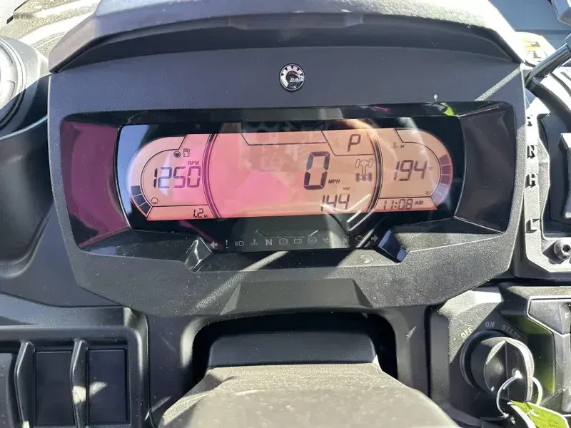 2025 Can-Am DEFENDER LIMITED CAB HD10 DESERT TAN AND STEALTH BLACK Image 9