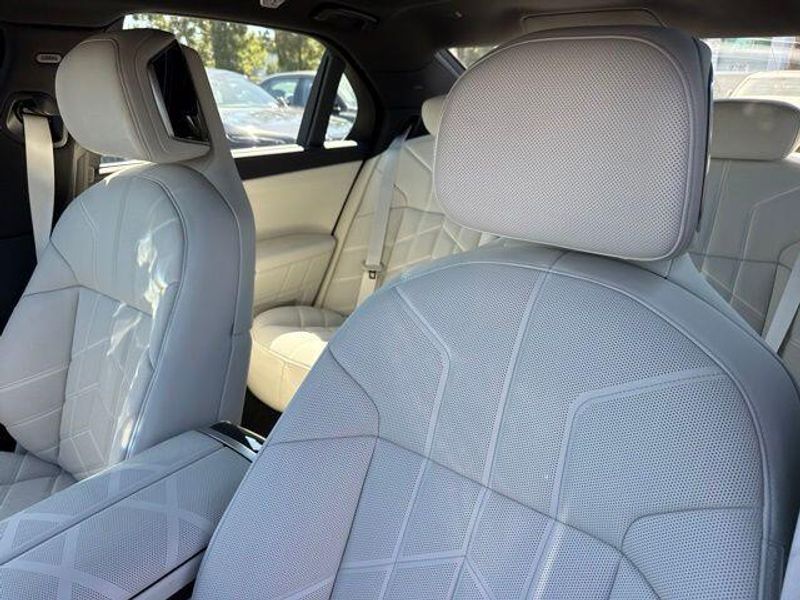New 2026 BMW 7 Series 750e xDriveImage 18
