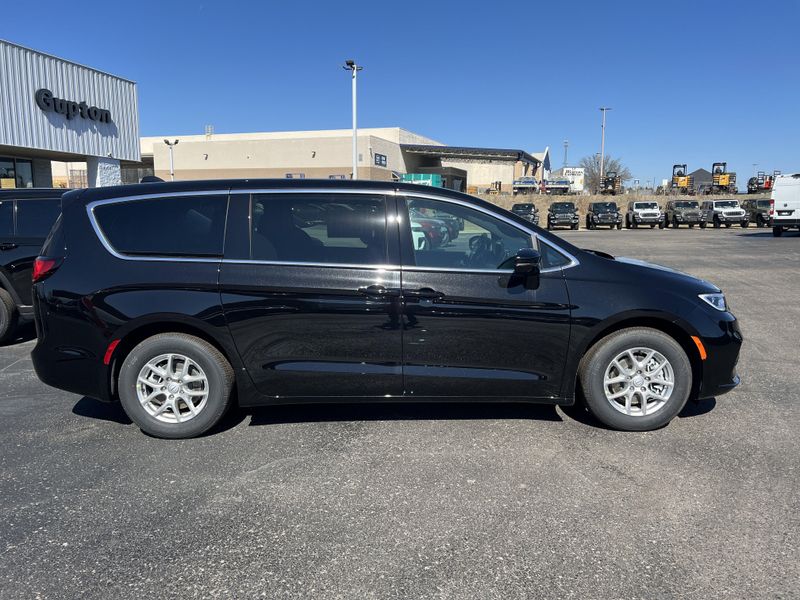 New 2026 Chrysler Pacifica SelectImage 5