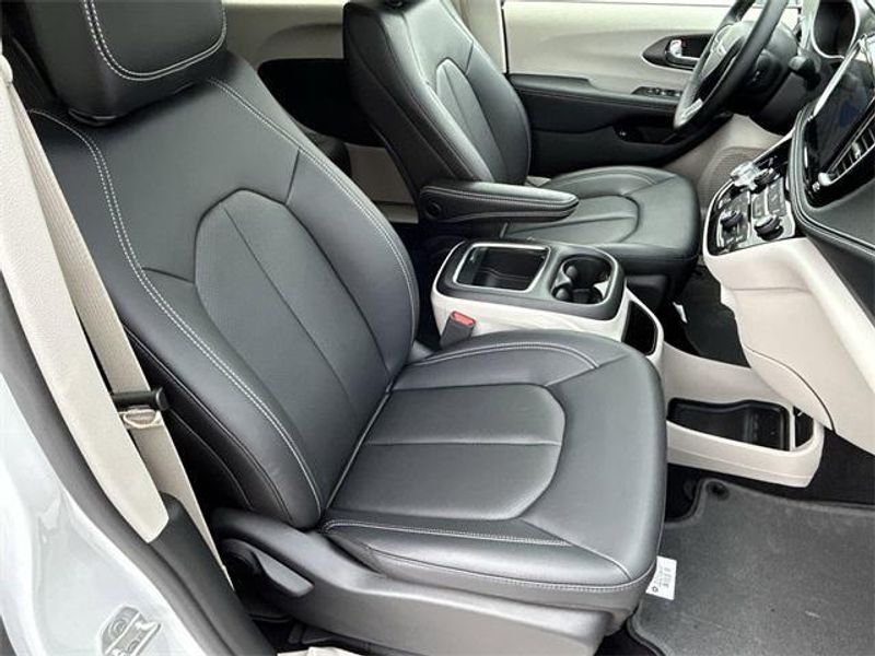 New 2024 Chrysler Pacifica Plug-in Hybrid SelectImage 11