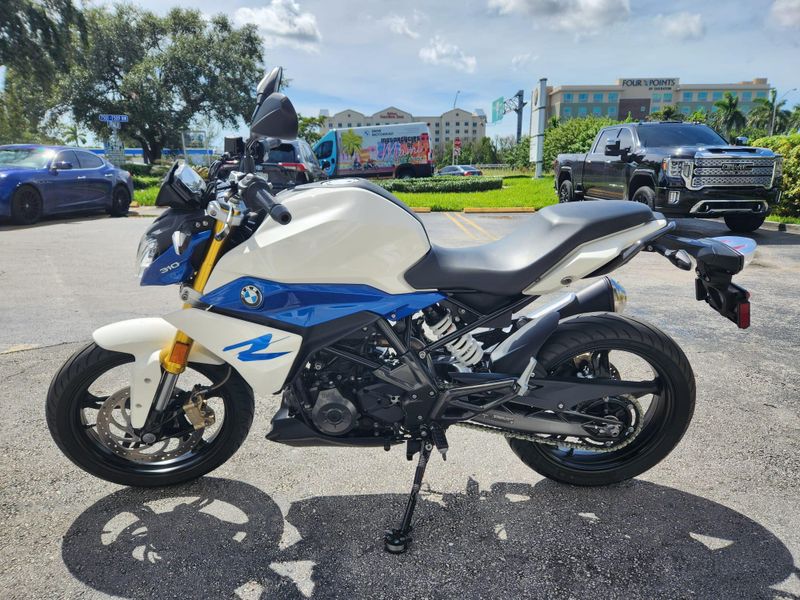 2021 BMW G 310 R  in a POLAR WHITE exterior color. BMW Motorcycles of Miami 786-845-0052 motorcyclesofmiami.com 