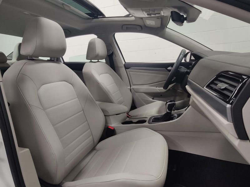 Used 2024 Volkswagen Jetta SE w/SunroofImage 4