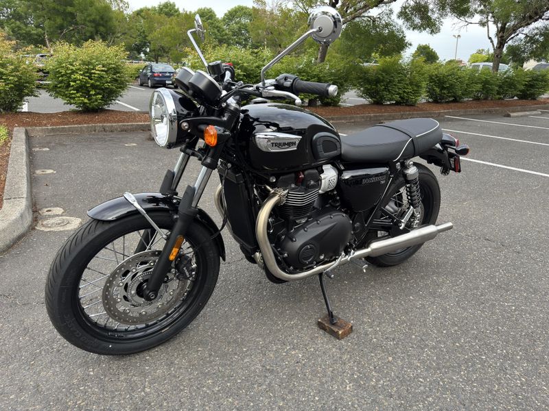 2025 Triumph Bonneville T100 - JET BLACK 