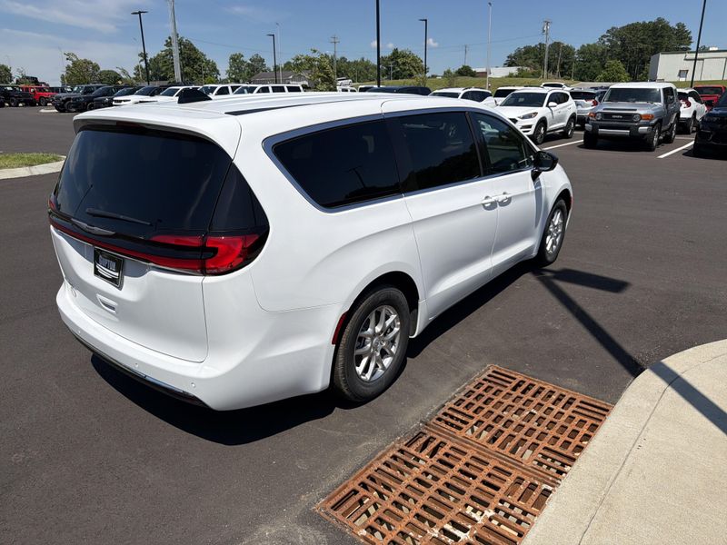 New 2026 Chrysler Pacifica SelectImage 31