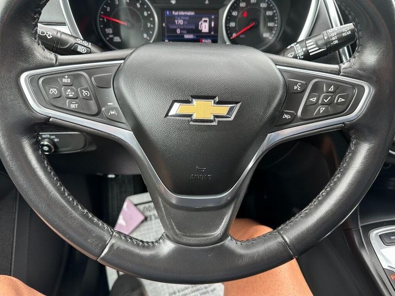 2022 Chevrolet Equinox LT photo 3