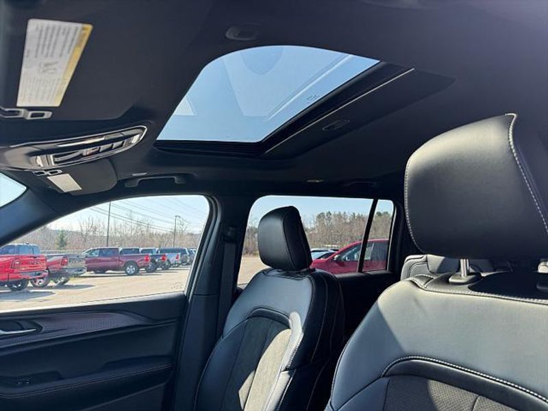 New 2025 Jeep Grand Cherokee L Altitude X 4x4Image 3