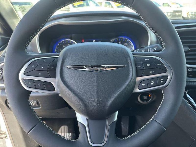 New 2026 Chrysler Pacifica SelectImage 17