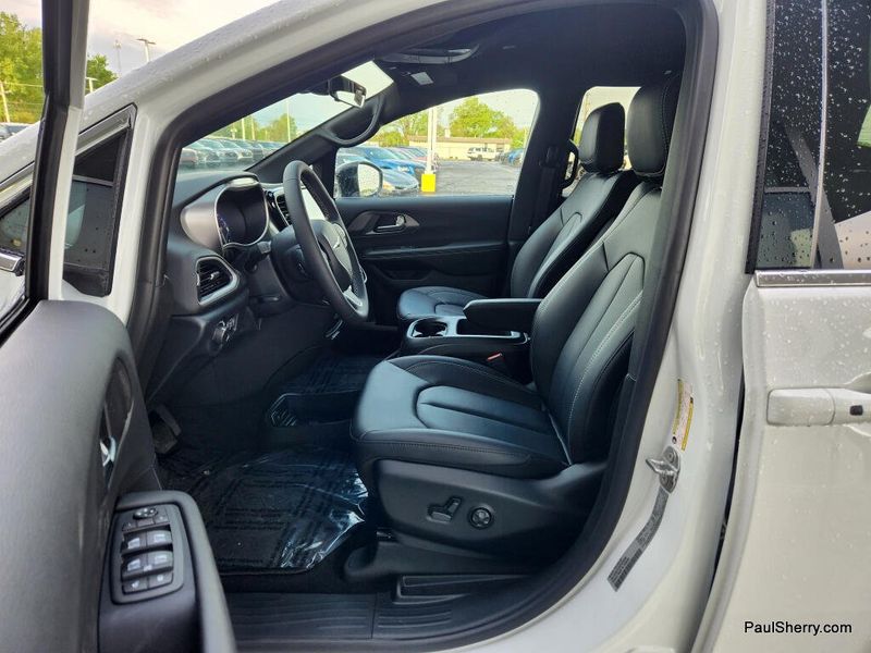 New 2026 Chrysler Voyager Lx