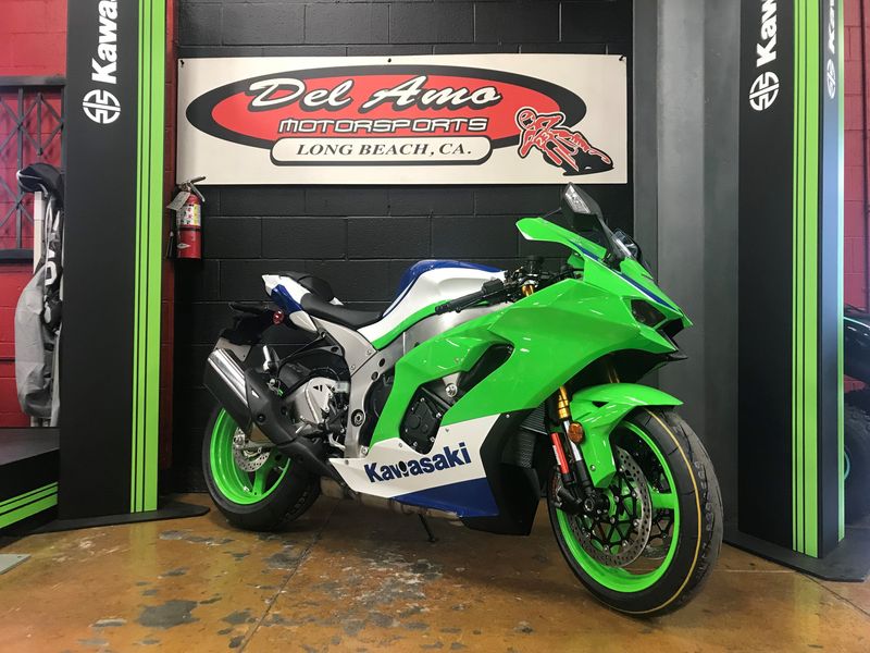 2024 Kawasaki ZX1002LRFBL-GN2  in a LIME GREEN/PEARL CRYSTAL WHITE/BLUE exterior color. Del Amo Motorsports of Long Beach (562) 362-3160 delamomotorsports.com 
