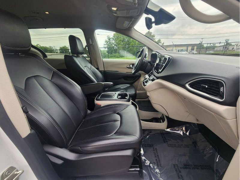 Used 2023 Chrysler Pacifica Touring L
