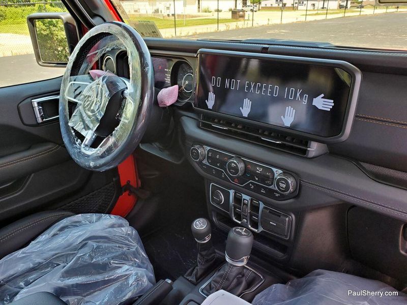 2025 Jeep Wrangler 4-door SaharaImage 8