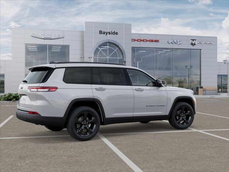2025 Jeep Grand Cherokee Altitude photo 2