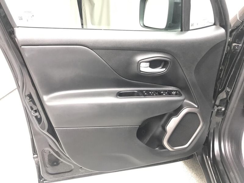 Used 2023 Jeep Renegade LimitedImage 8