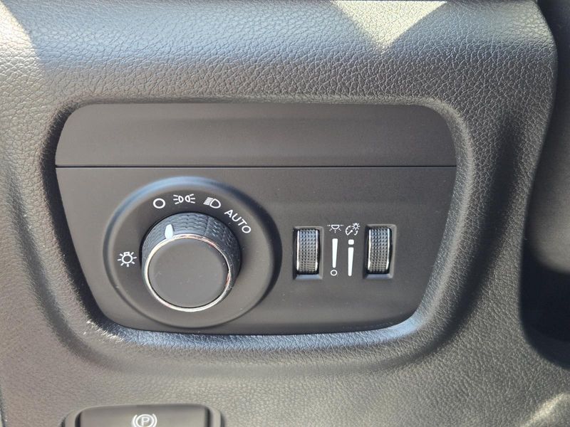 Used 2023 Jeep Grand Cherokee Laredo 4x2