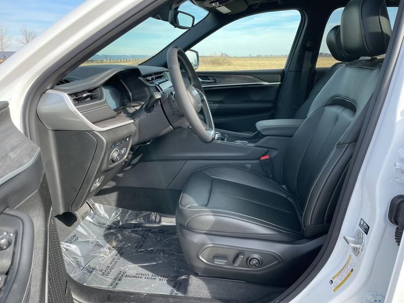 2024 Jeep Cherokee Limited 4xe photo 11