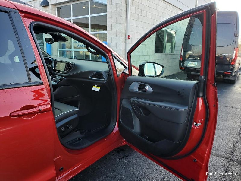 New 2026 Chrysler Pacifica Limited