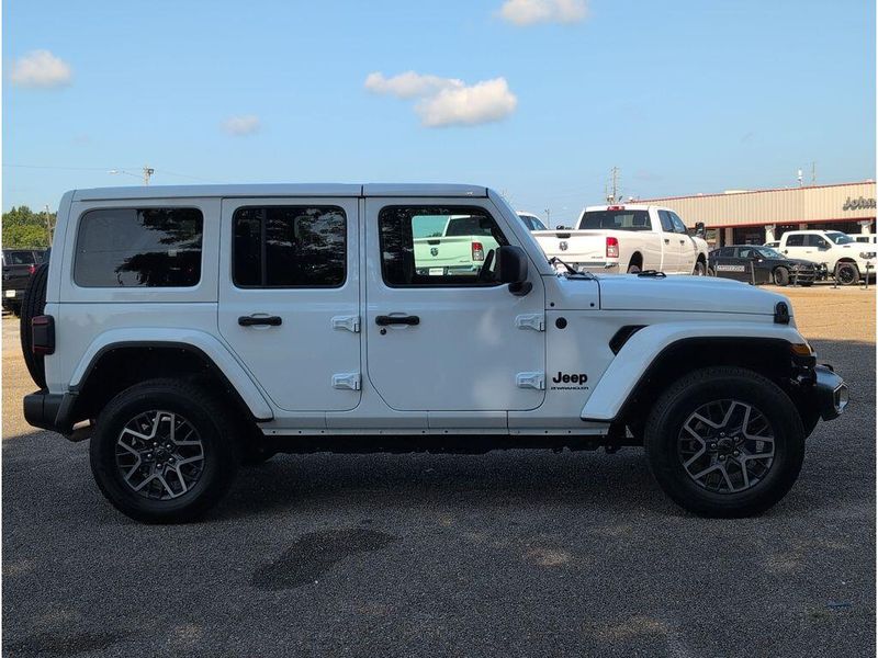 Used 2025 Jeep Wrangler SaharaImage 6
