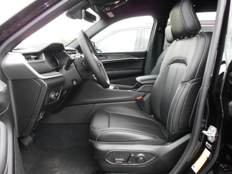 New 2025 Jeep Grand Cherokee L Limited 4x4Image 5