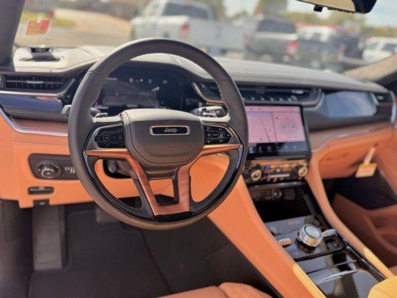 New 2025 Jeep Grand Cherokee Summit Reserve 4x4Image 10