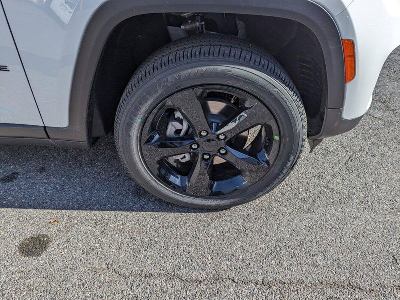 2025 Jeep Grand Cherokee Altitude photo 3