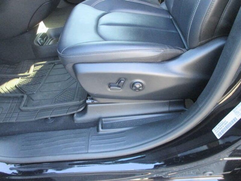 Used 2025 Chrysler Pacifica SelectImage 17