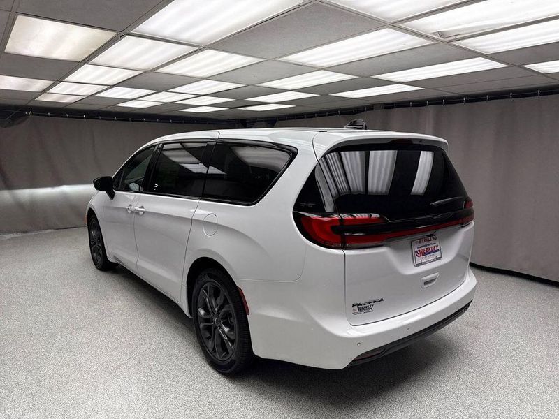 New 2026 Chrysler Pacifica SelectImage 2