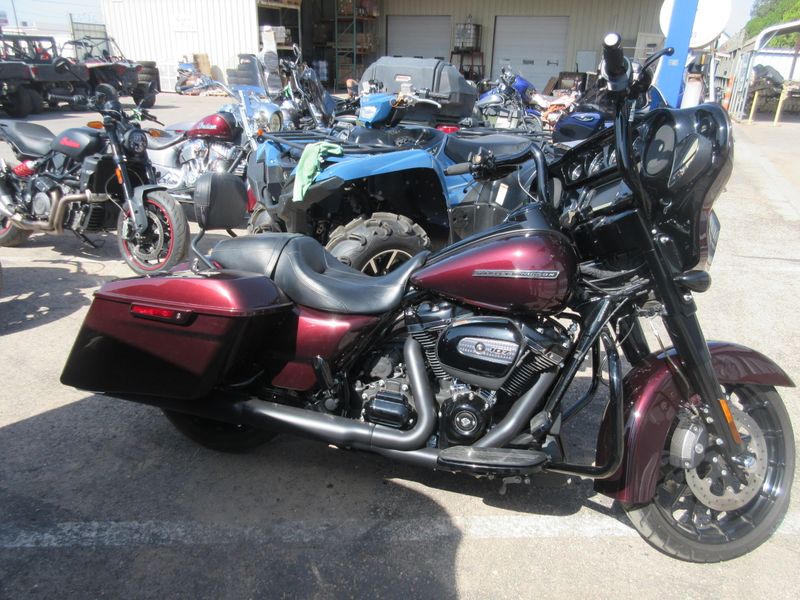 USED 2018 HARLEY STREET GLIDE SPECIAL Image 2