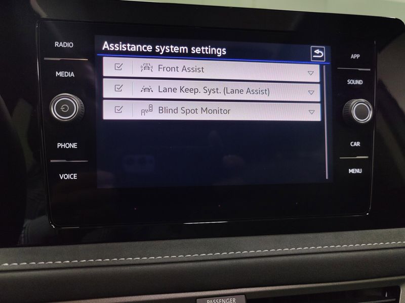 Used 2025 Volkswagen Taos SE Black AWD w/SunroofImage 8