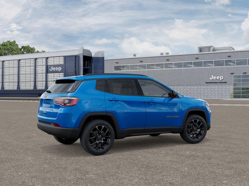 2026 Jeep Compass Latitude Altitude photo 2