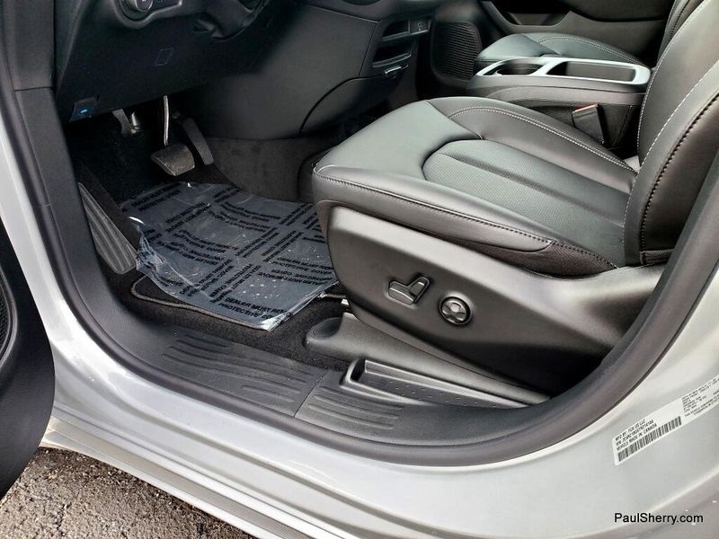 New 2026 Chrysler Pacifica Select