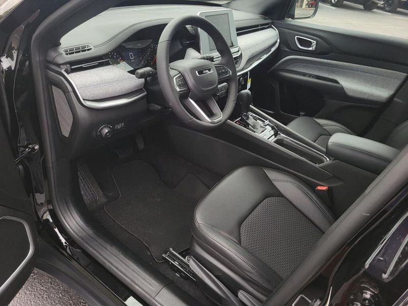 2025 Jeep Compass Latitude 4x4Image 25