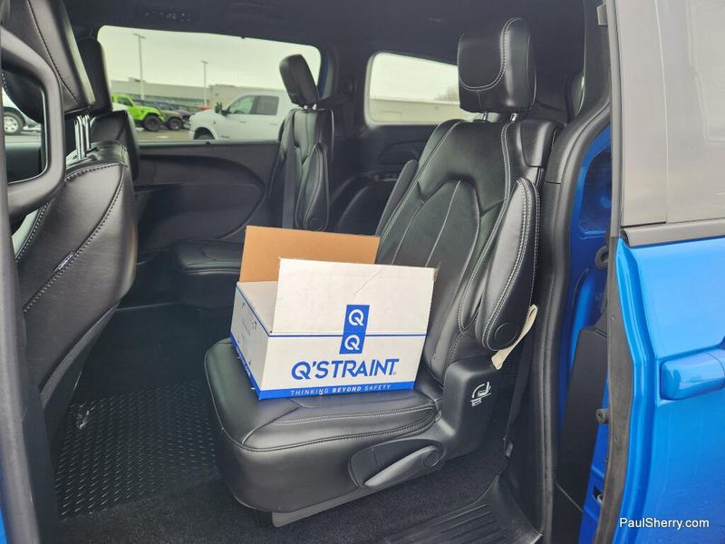 New 2026 Chrysler Pacifica Select