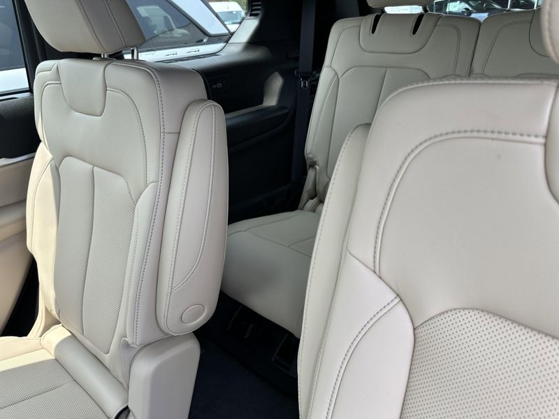 New 2025 Jeep Grand Cherokee L Limited 4x4Image 15