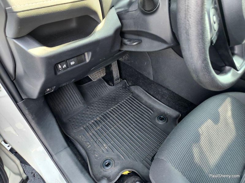 2024 Toyota RAV4 Hybrid LE photo 25