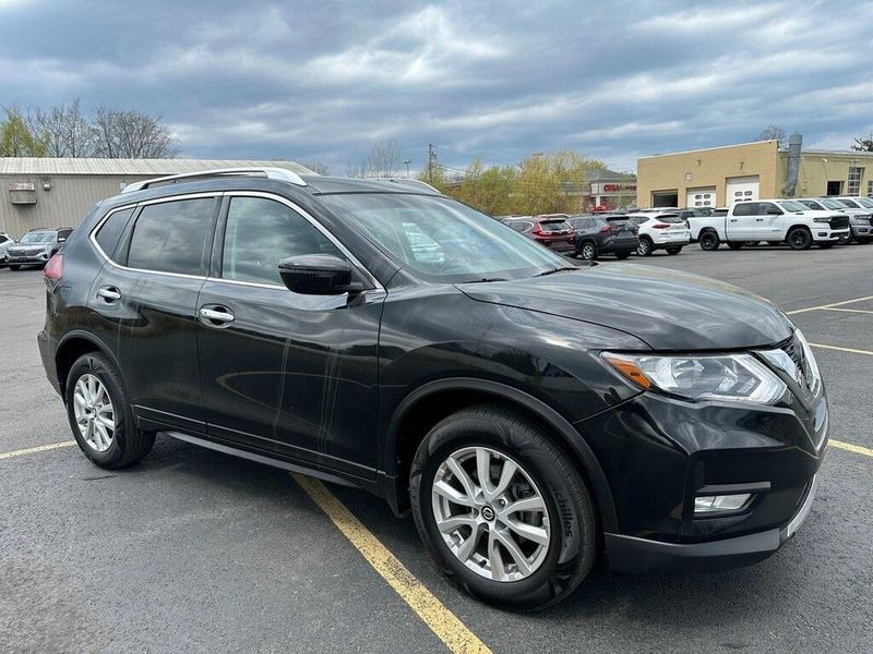 2018 Nissan Rogue SVImage 1
