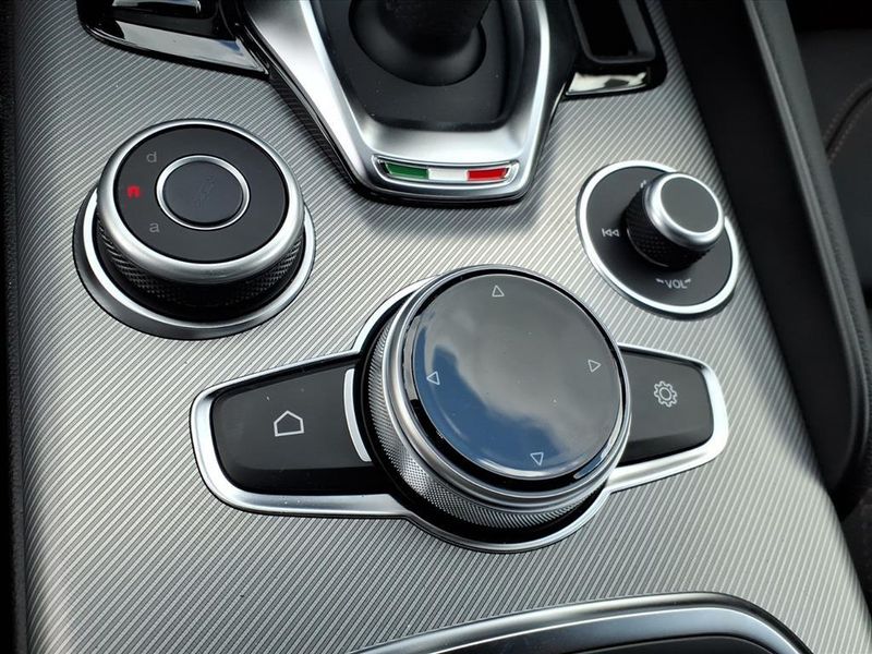 New 2025 Alfa Romeo Giulia IntensaImage 24