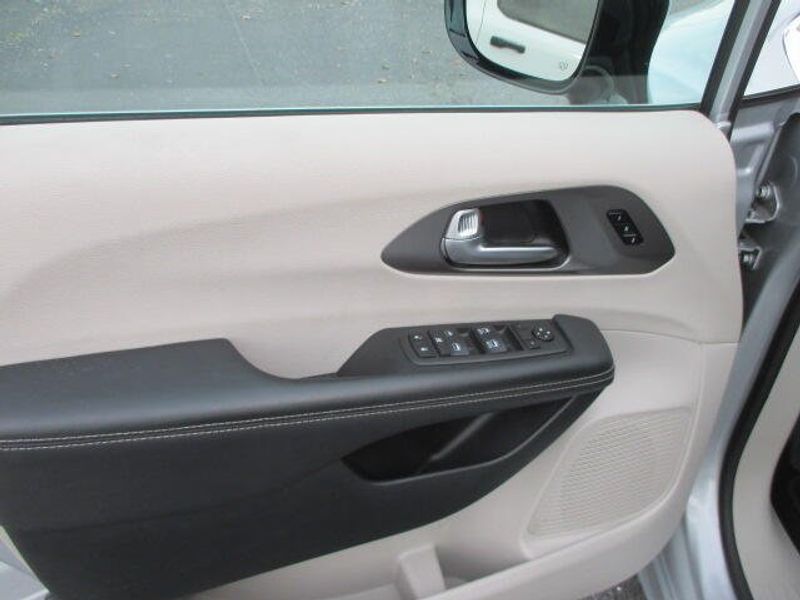 Used 2024 Chrysler Pacifica Touring LImage 16