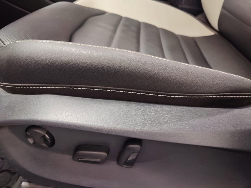 Used 2025 Volkswagen Taos SEL AWD w/Sunroof/NavImage 16