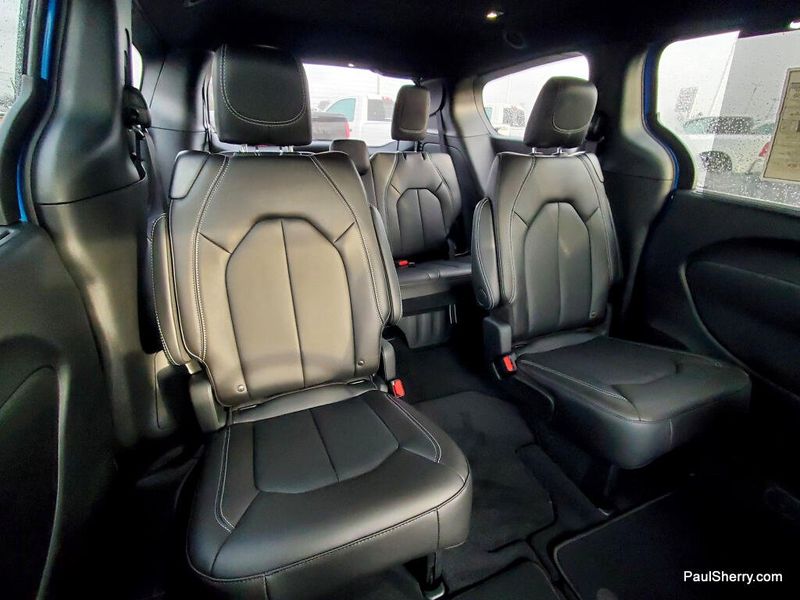 New 2026 Chrysler Pacifica Select