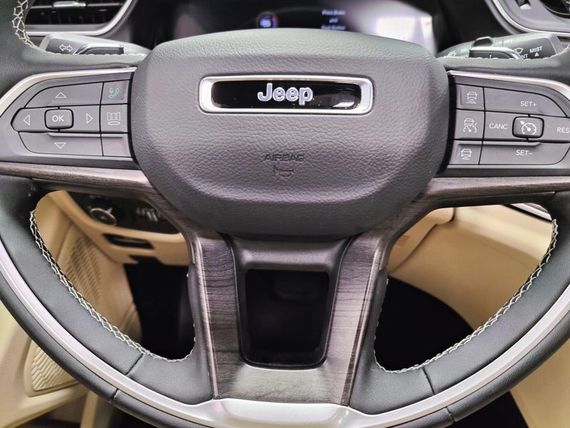 Used 2025 Jeep Grand Cherokee Limited 4X4 w/Luxury Tech IIImage 35