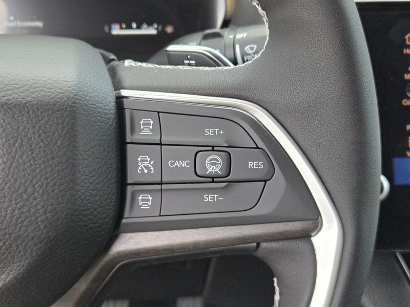 New 2026 Jeep Grand Cherokee Laredo Altitude 4x2