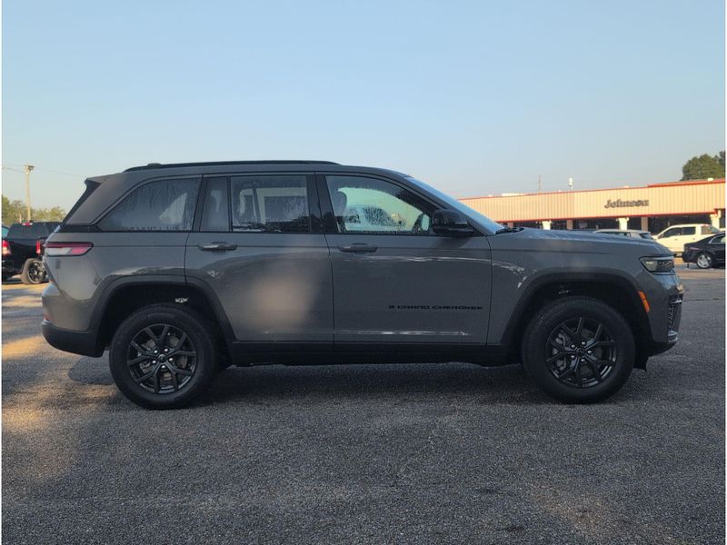 New 2027 Jeep Grand Cherokee Laredo AltitudeImage 6