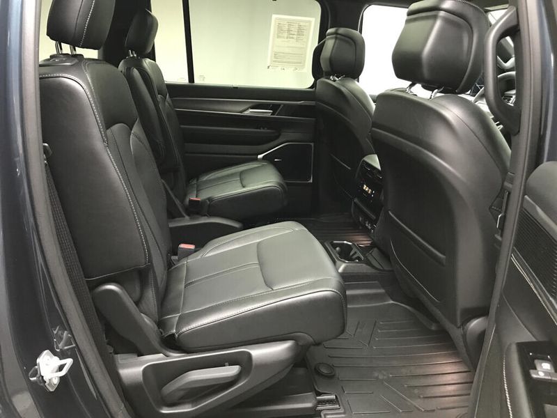 2023 Jeep Wagoneer Series II CarbideImage 22