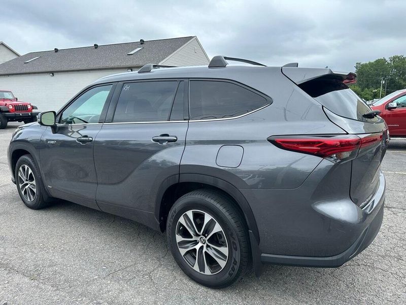 2021 Toyota Highlander XLE photo 14