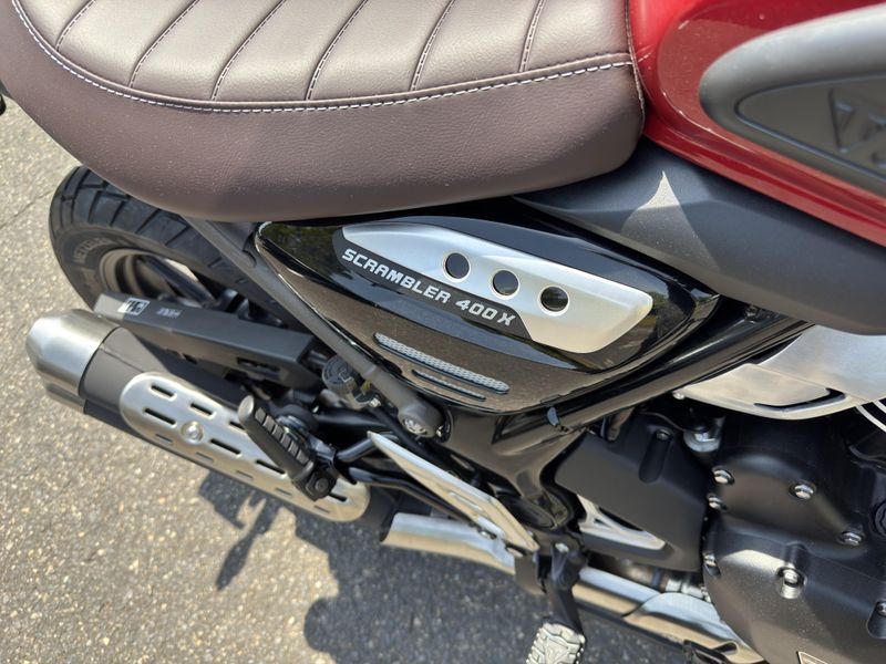 2025 Triumph SCRAMBLER 400 X - CARNIVAL RED - PHANTOM BLACK 