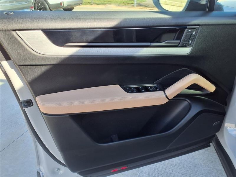 Used 2024 Porsche Cayenne Coupe BaseImage 16