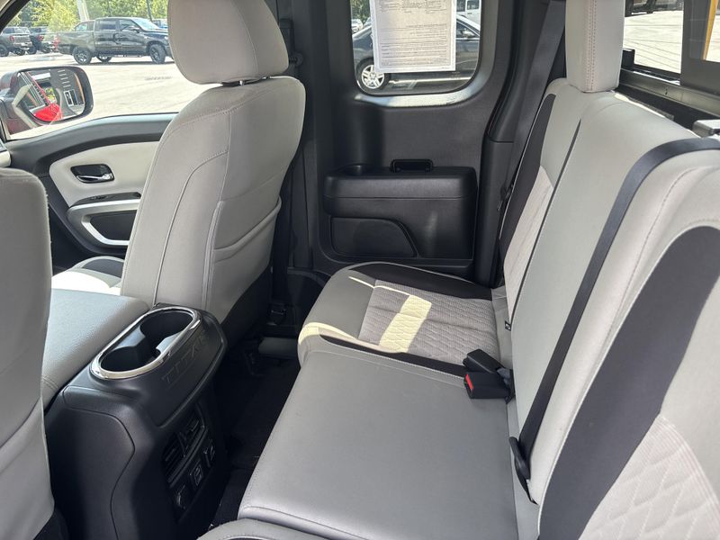 Used 2024 Nissan Titan SVImage 32