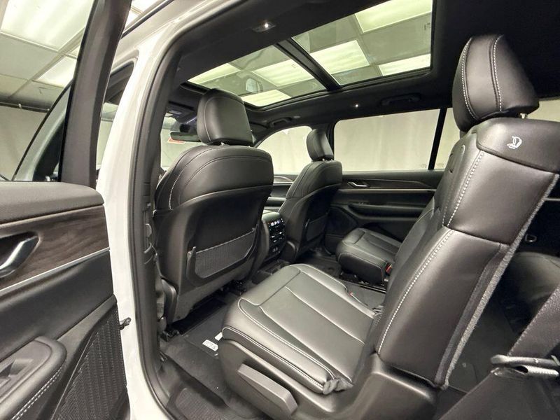New 2025 Jeep Grand Cherokee L Limited 4x4Image 16