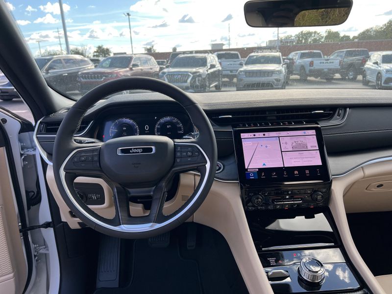 New 2025 Jeep Grand Cherokee Limited 4x4Image 18