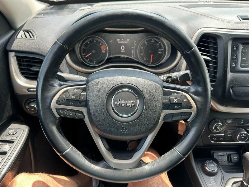 2017 Jeep Cherokee LatitudeImage 2